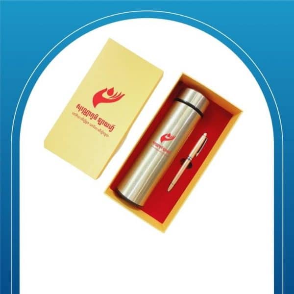 Vacuum bottle with pen set